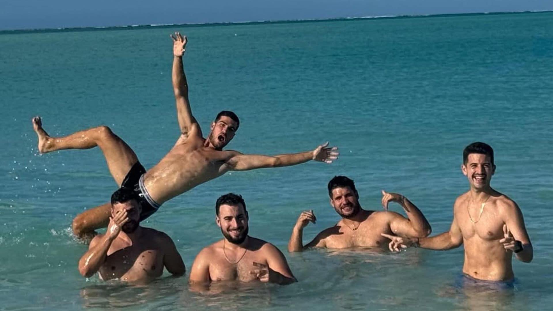 Carlos Alcaraz y sus planazos de vacaciones: sol, playa, golf... ¡así se divierte un grande de la raqueta!