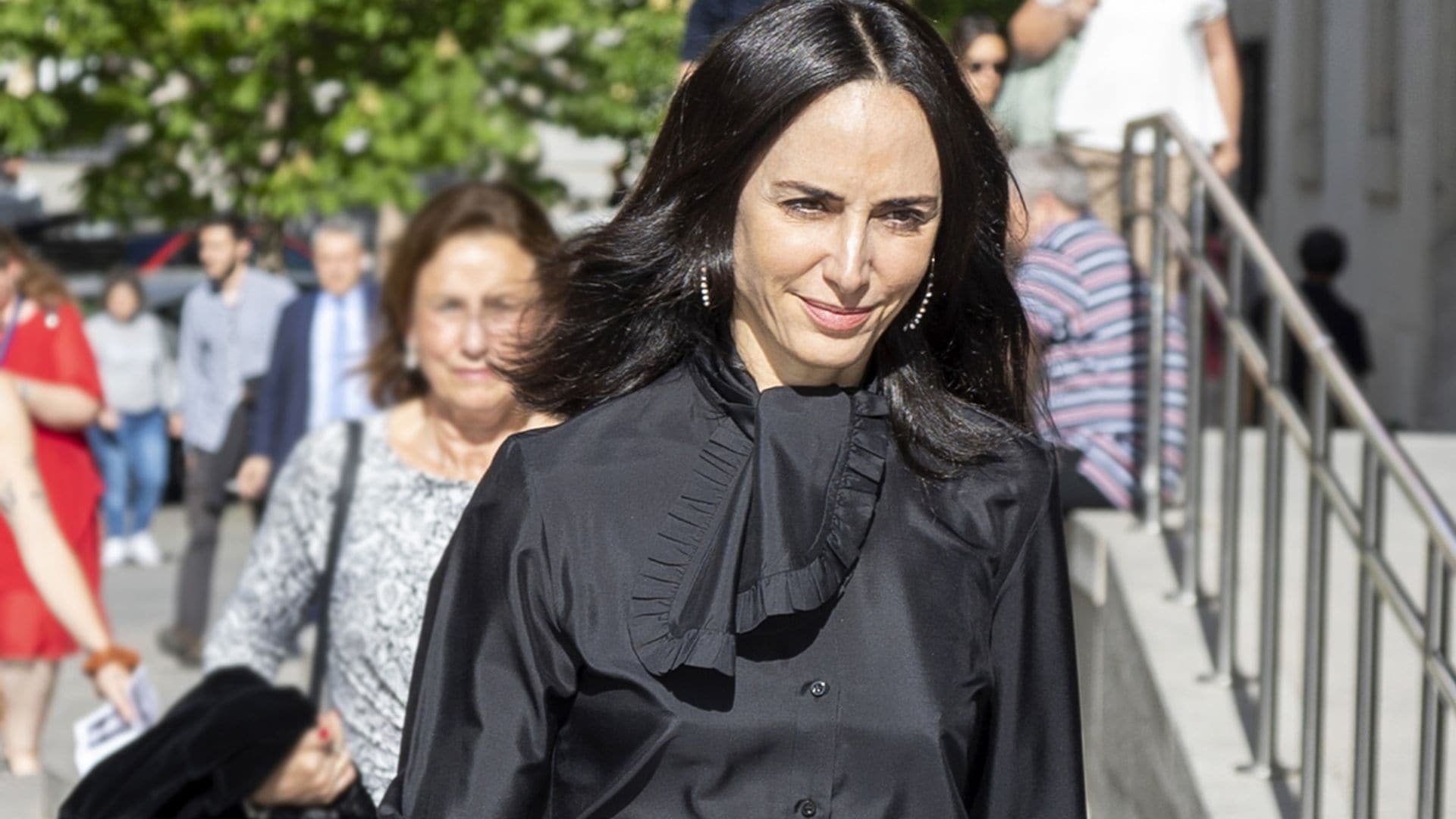 Amparo Corsini, pura sofisticación con su look bicolor y sandalias (casi) planas