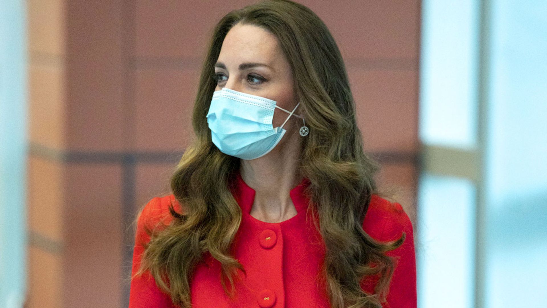 En su 'misión secreta', la fascinación de Kate por un nuevo abrigo con truco
