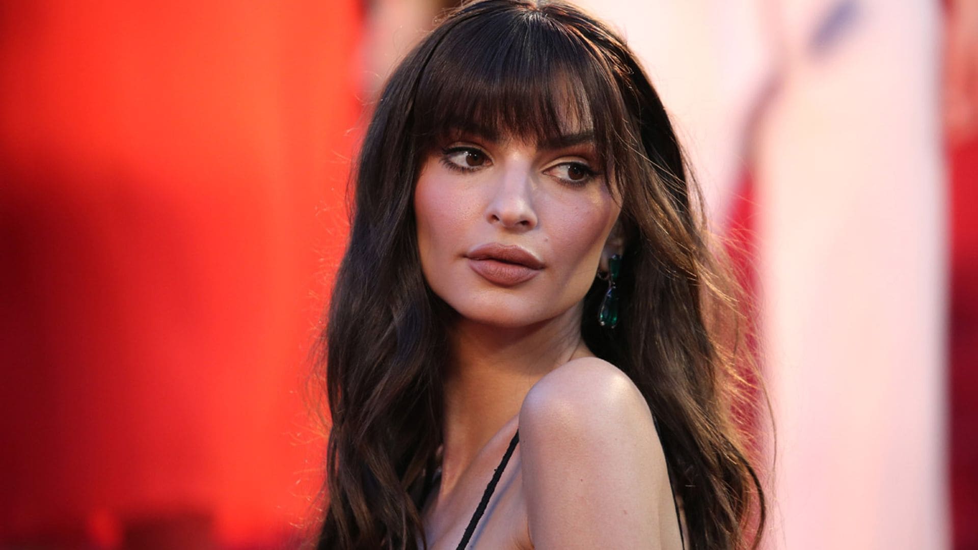 Nos encanta el nuevo flequillo de Emily Ratajkowski: ¿a qué rostros favorece?
