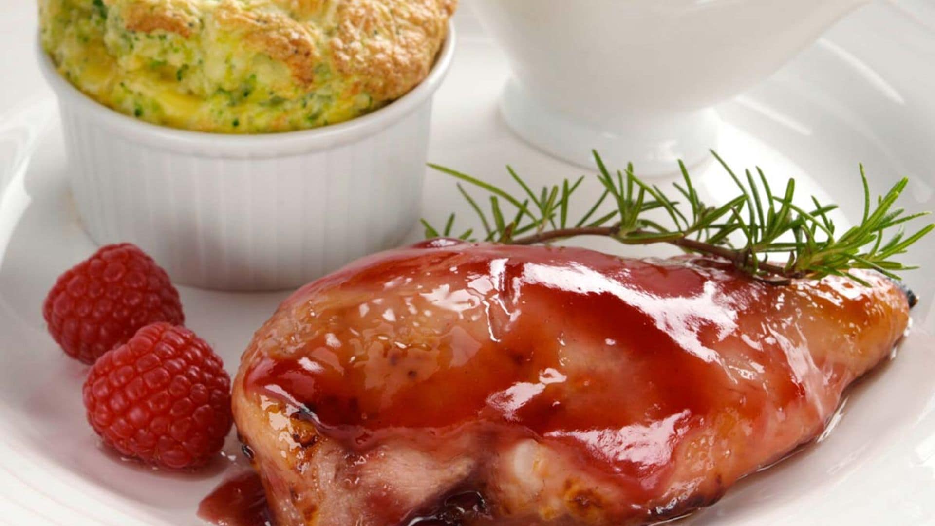 Pechuga de pollo con frambuesa y suflé de queso con hierbas