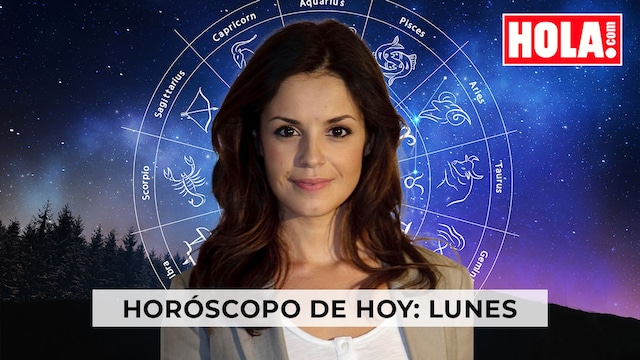 Marta Torné, en primer plano, de fondo, la rueda del zodiaco