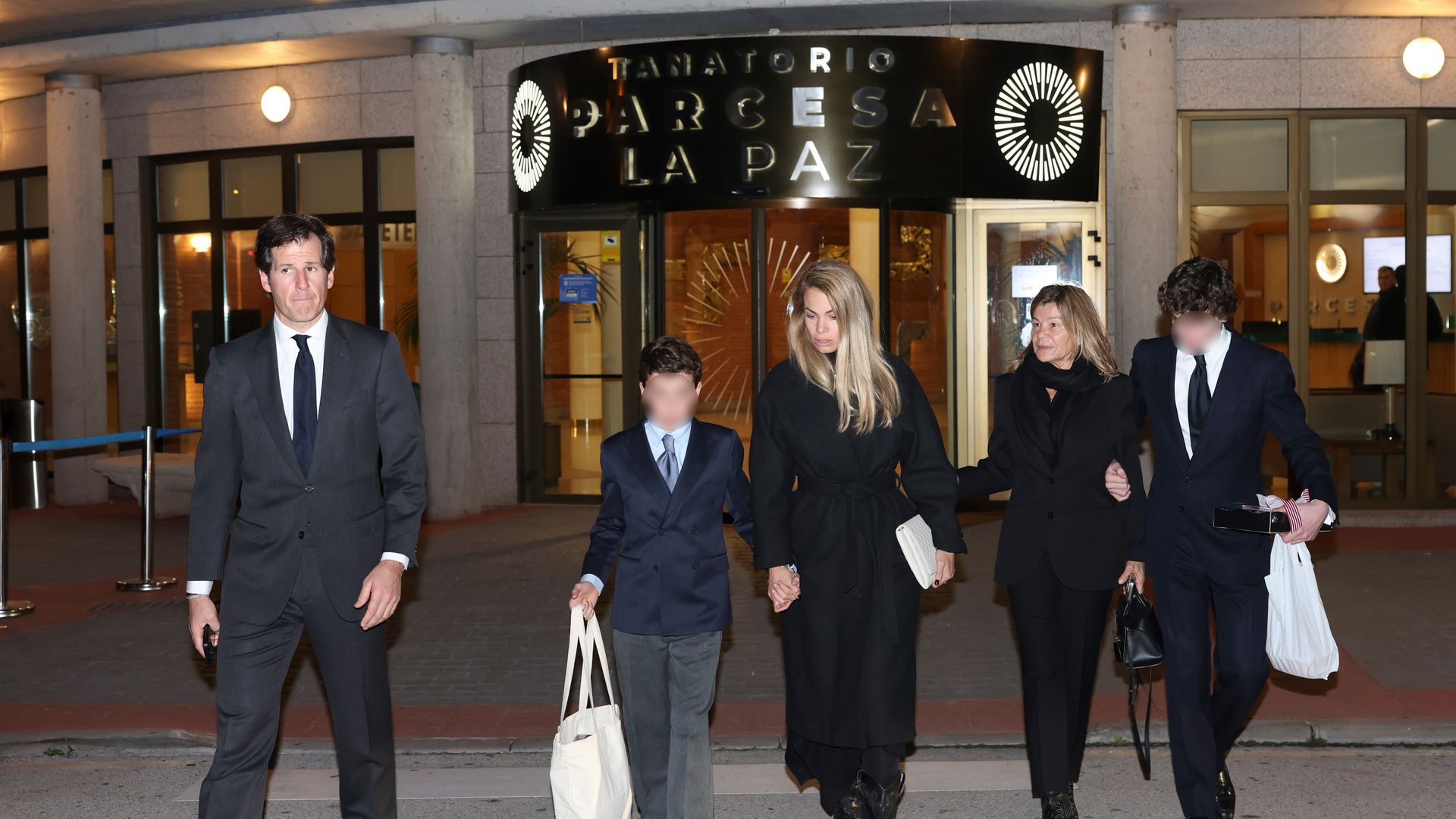 Cari Lapique da el último adiós a su hermano Manuel rodeada de sus seres queridos