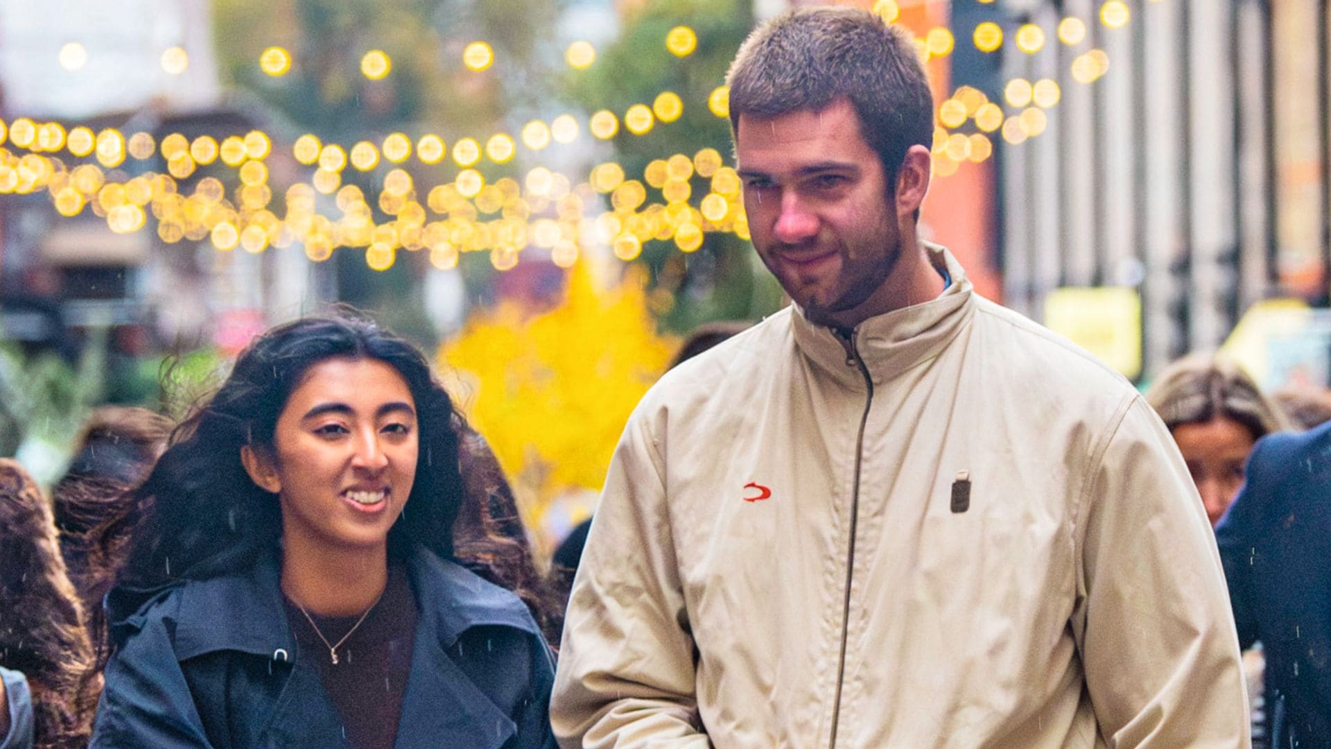 Sophia Khan caminando con Juan Urdangarin