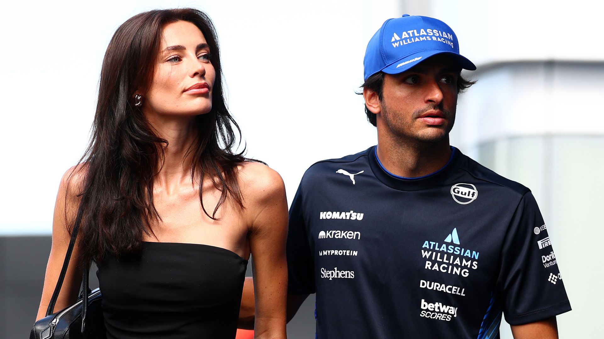 Las fotos más románticas de Carlos Sainz Jr y Rebecca Donaldson en el día que el piloto celebra su cumpleaños