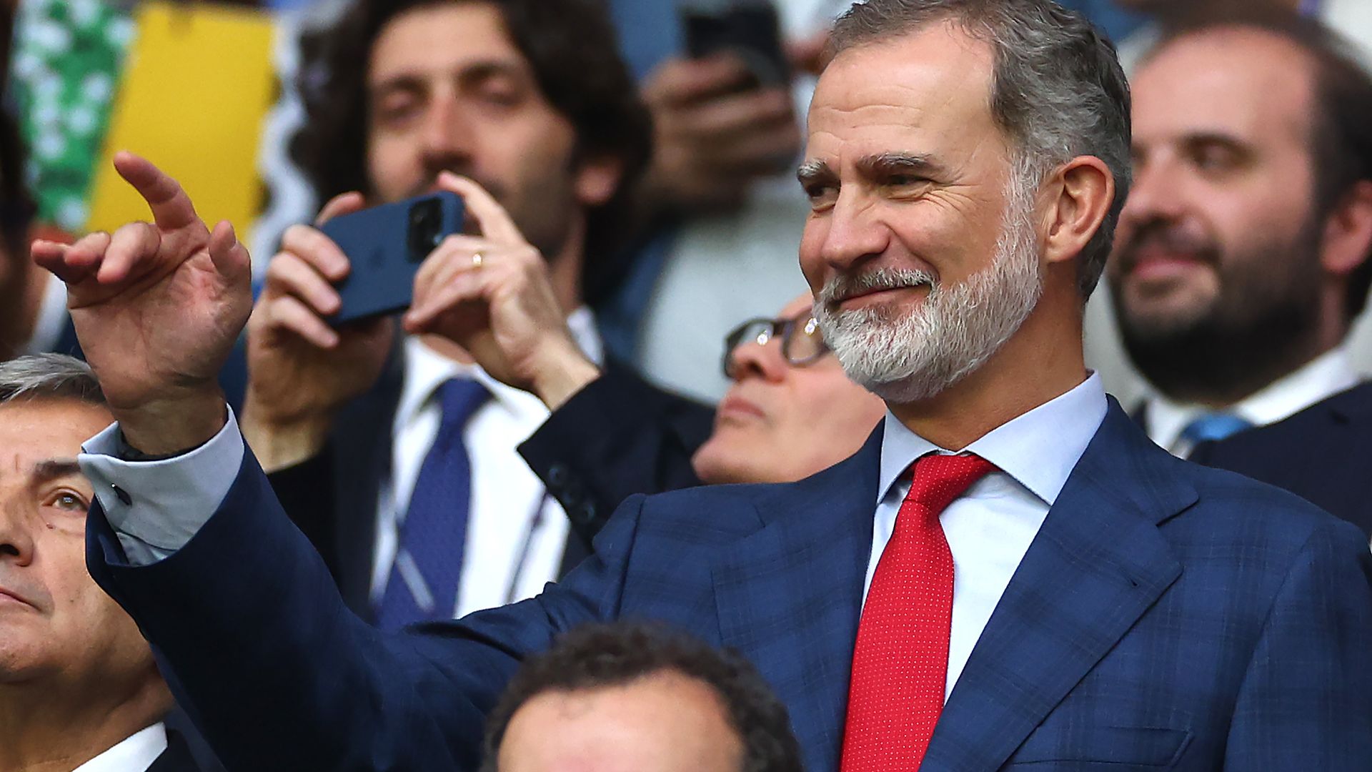 El rey Felipe disfruta de la victoria de España un día después de celebrar diez años en el trono