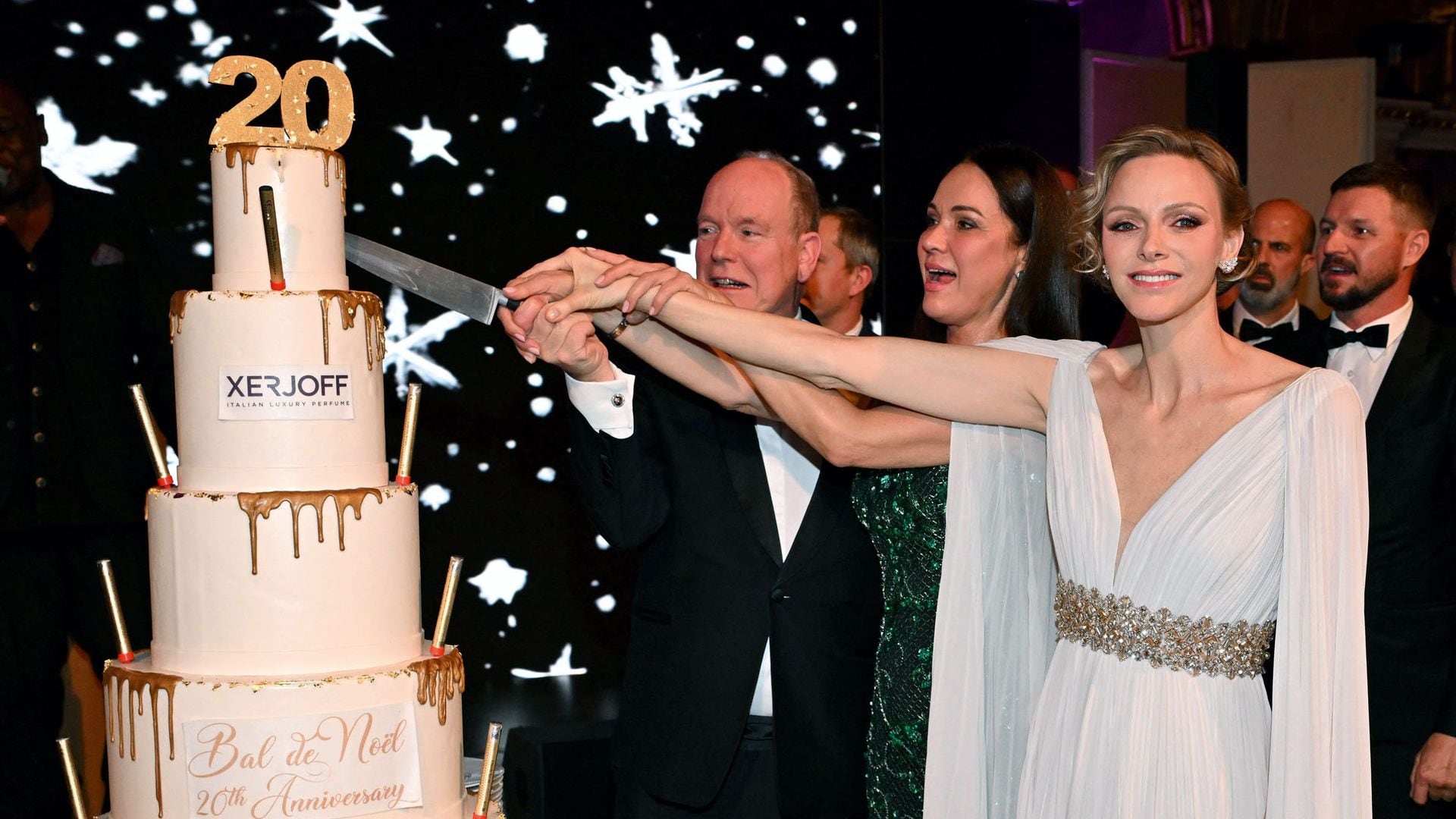 La princesa Charlene acompañada por su hermano, Gareth, y Sandrine Knoell, fundadora del Baile de Navidad de Mónaco