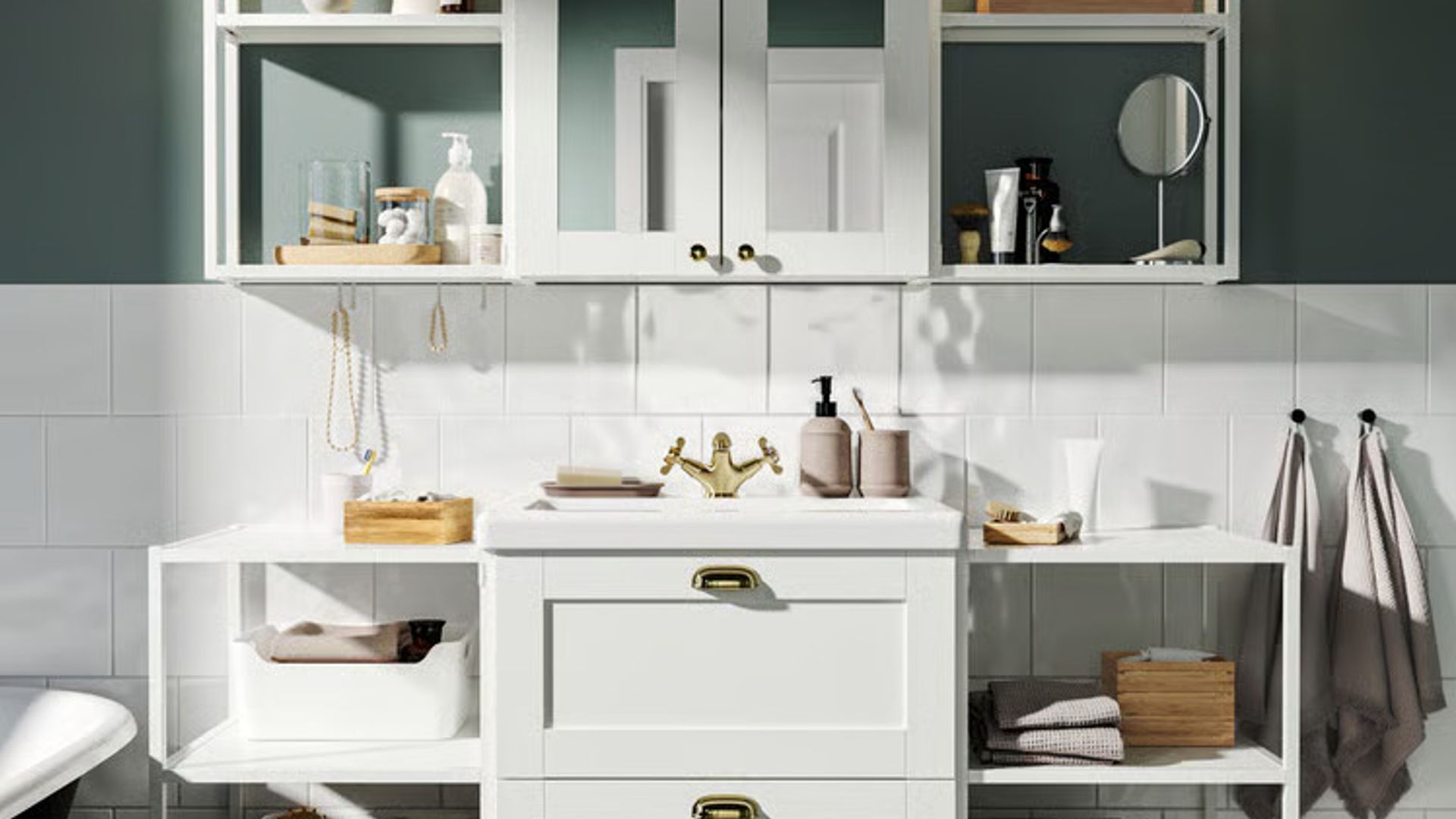 Baño con mueble blanco