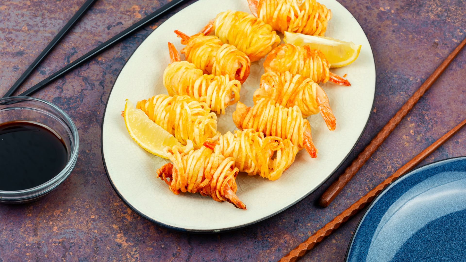 Langostinos crujientes con fideos de patata