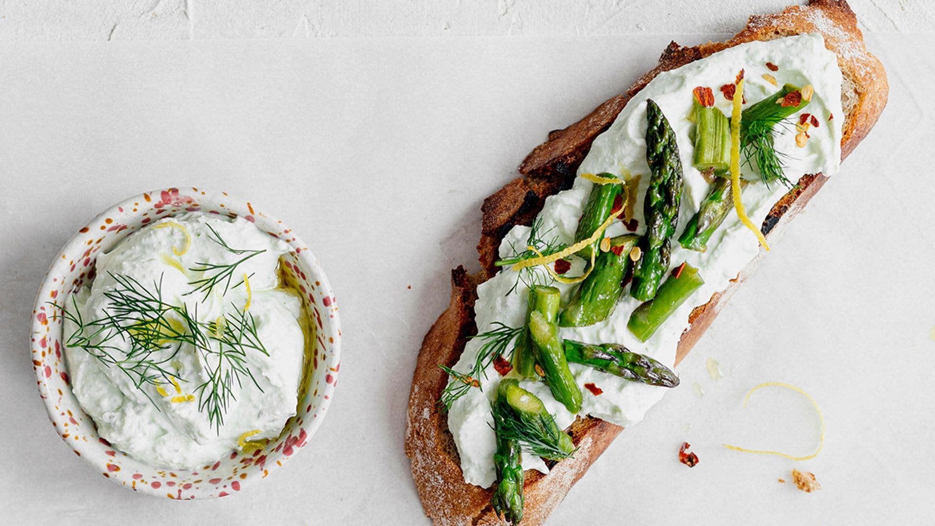 Tostas de espárragos trigueros con queso crema