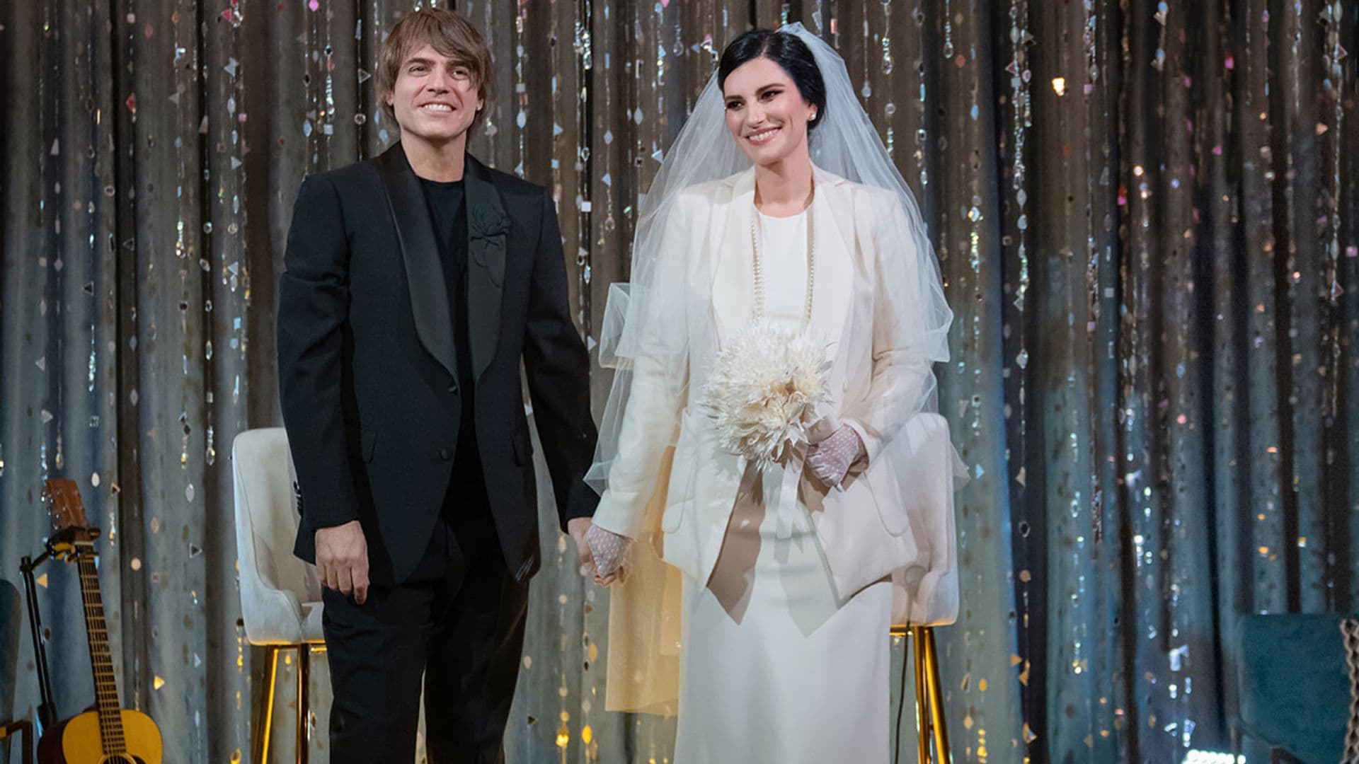 Con 'blazer', guantes de plumeti y velo noventero: el vestido de novia de Laura Pausini al detalle