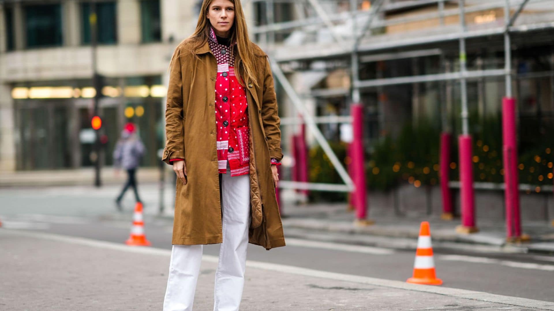 ¿No sabes cómo llevar tus vaqueros blancos en invierno? Así los combinan en las calles de París