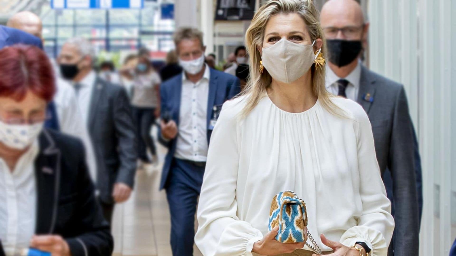 El bolso 'tie-dye' de Máxima de Holanda que lo cambia todo