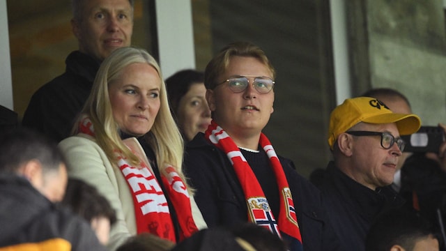 Mette-Marit de Noruega y Sverre Magnus de Noruega en un partido de la Europa League 