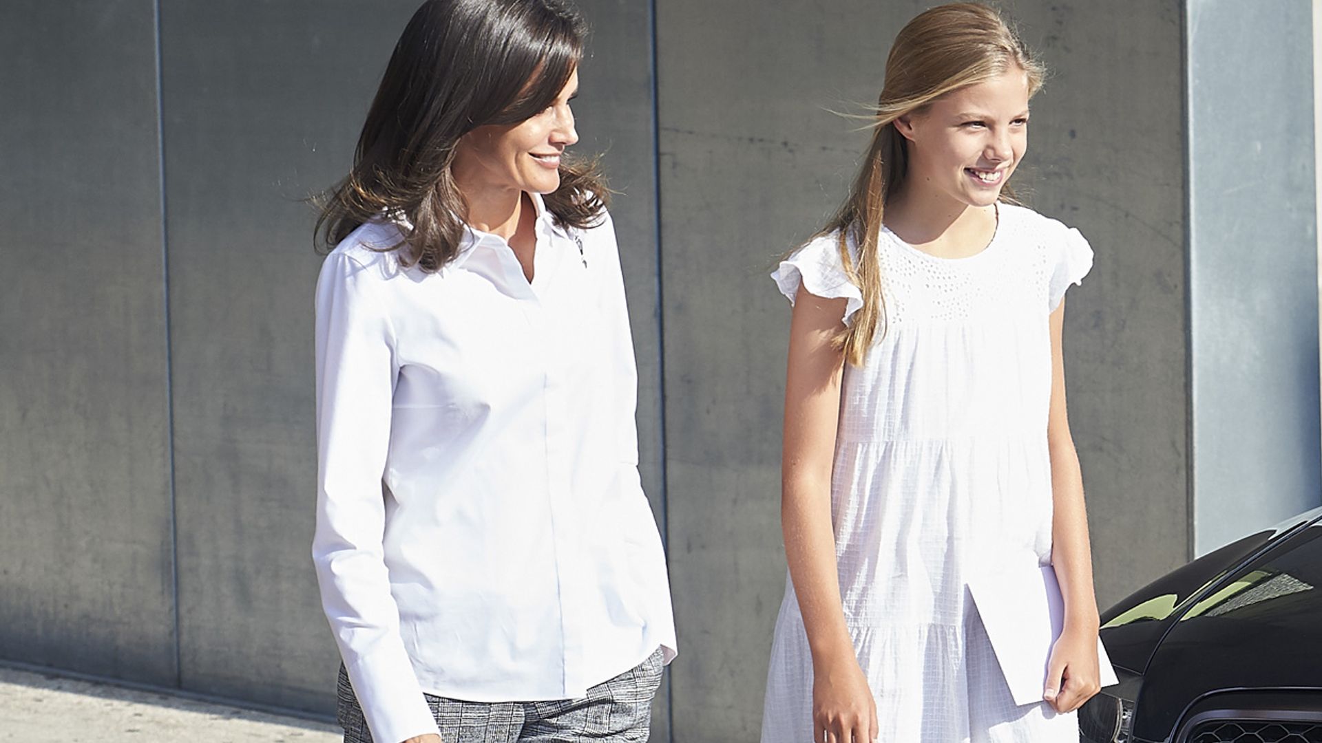 La Reina Letizia cambia los 'stilettos' por unas zapatillas en su look más relajado