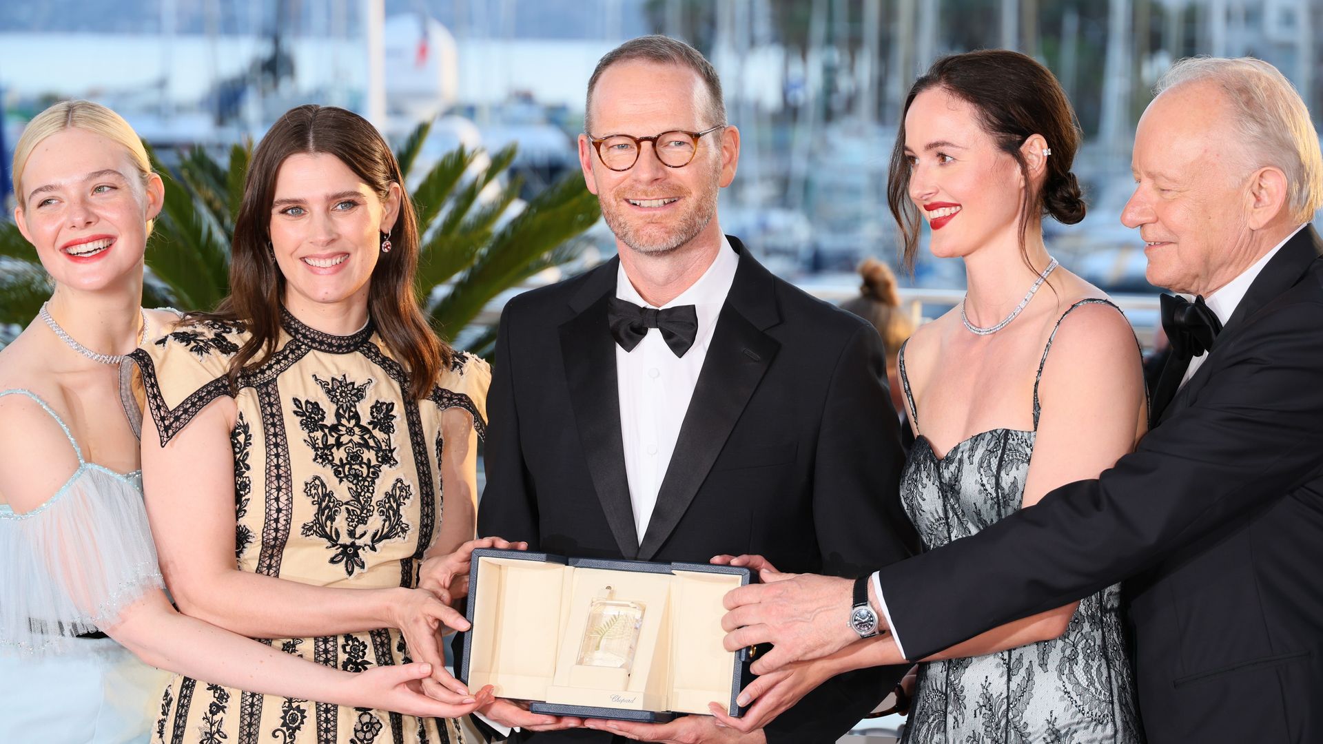 El cast de "Sentimental Value" recibiendo el Grand Prix