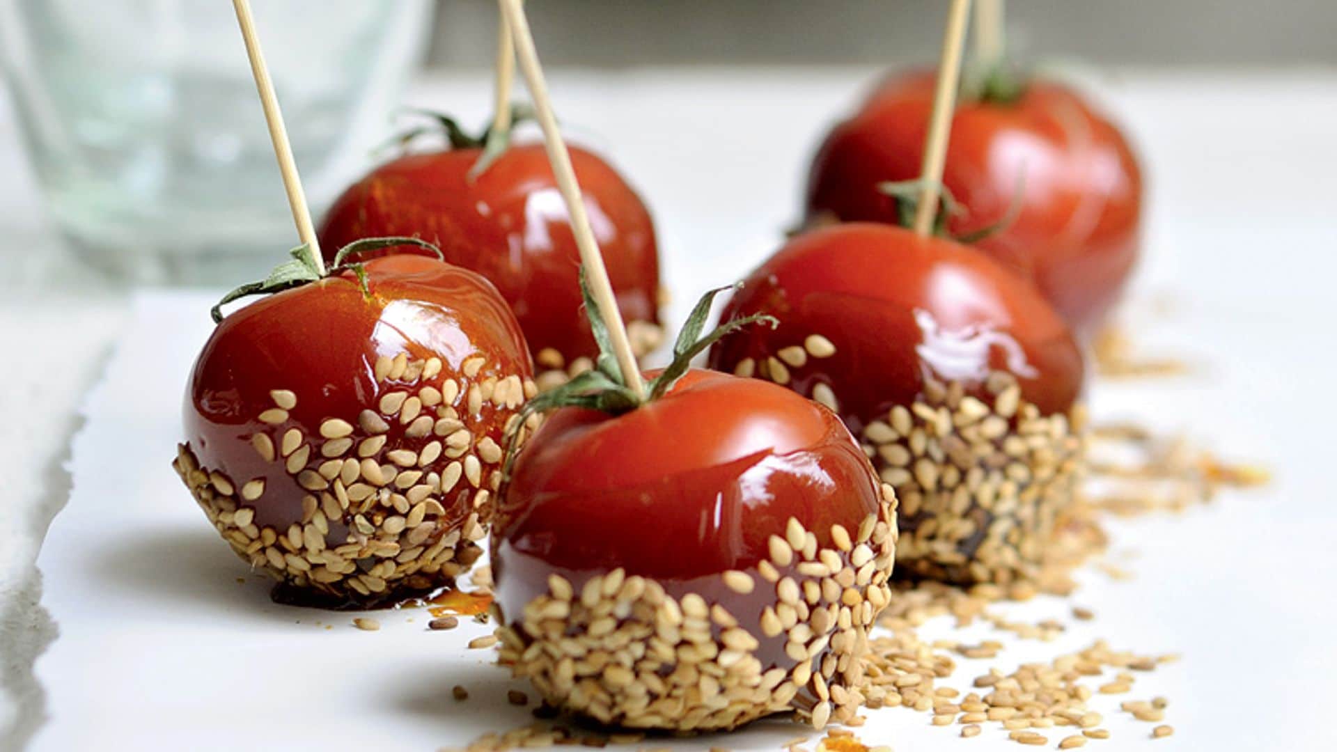 Pinchitos de tomate con baño de vino y sésamo