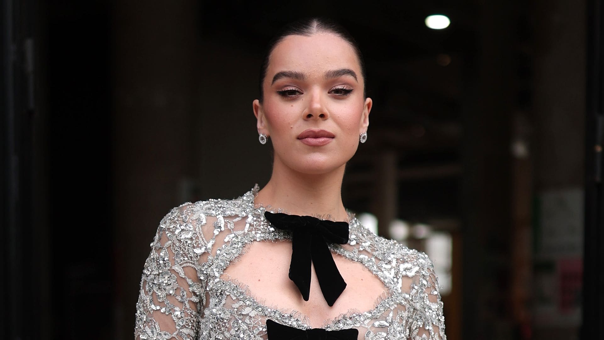 Hailee Steinfeld nos muestra cómo llevar el 'clean look' para lucir impecables