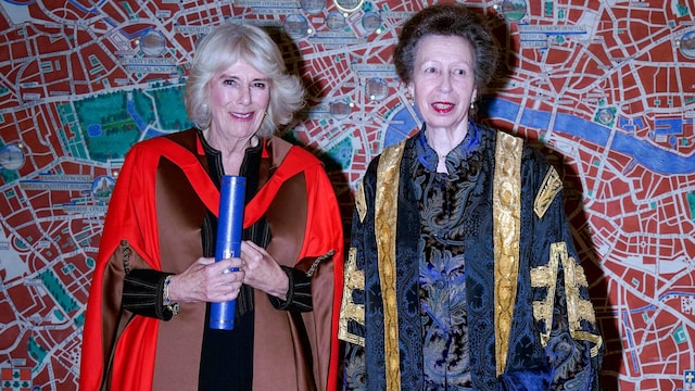 Plano medio de la reina Camila con la Princesa Ana tras recibir un doctorado honoris causa