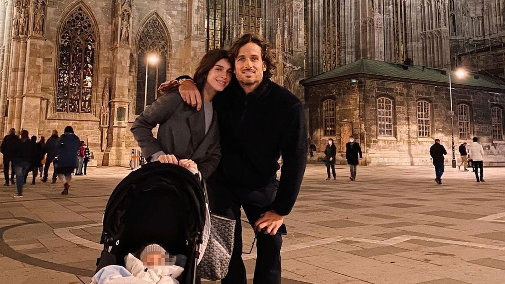No te pierdas a Feliciano López convertido en Papá Noel sorprendiendo a su hijo Darío y a Sandra Gago