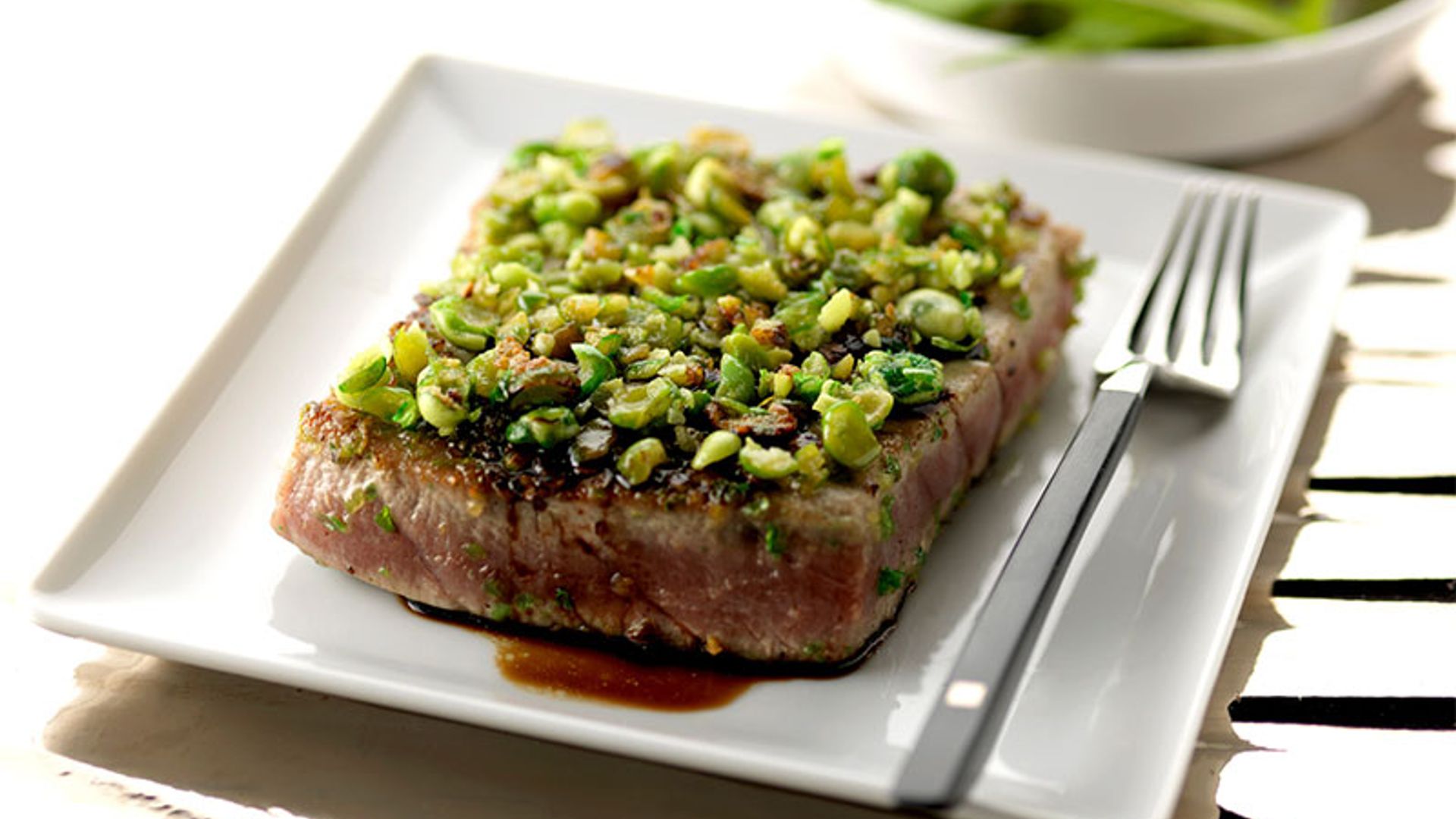 Atún con costra de guisantes al wasabi, pistachos y salsa de soja