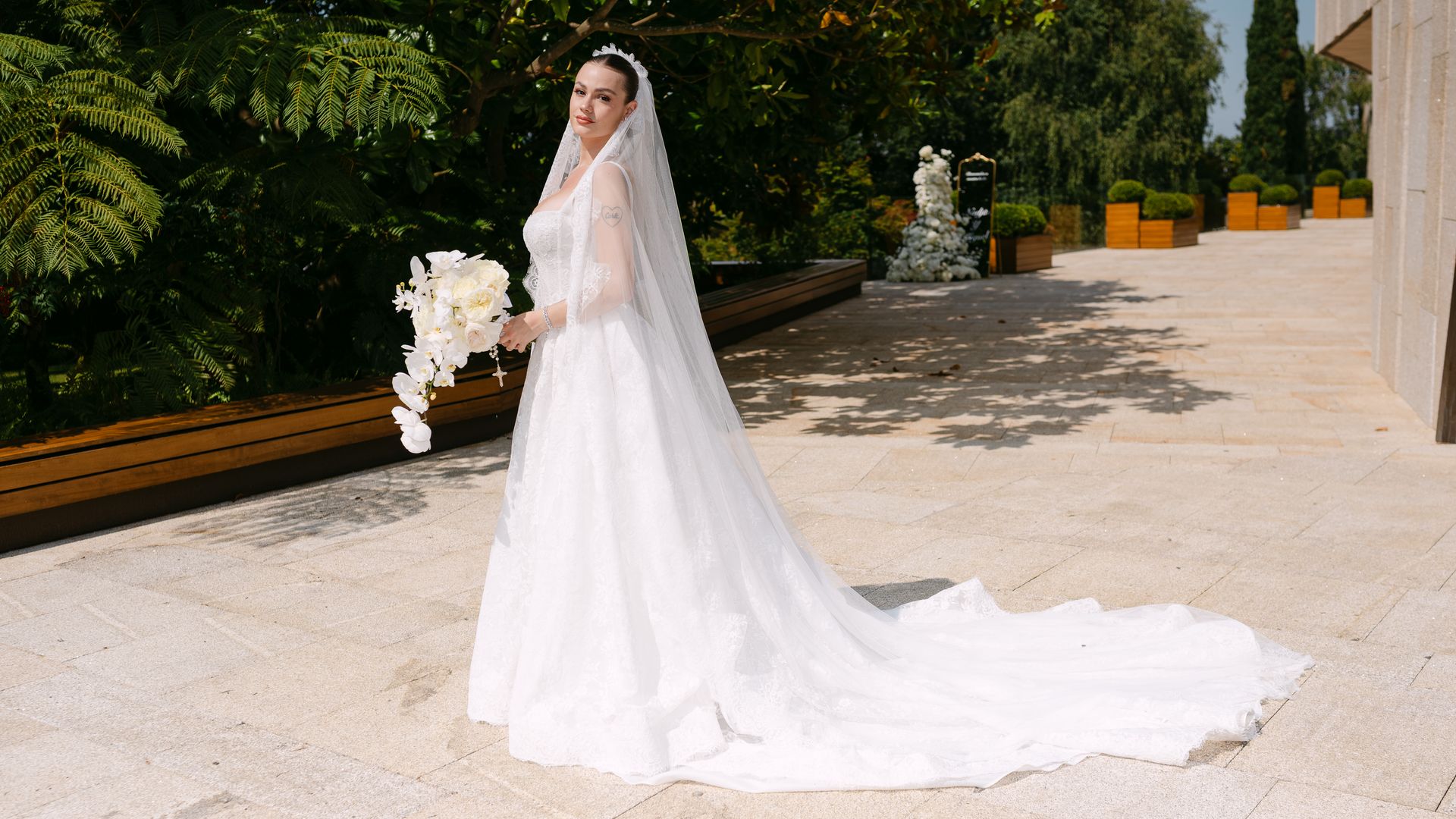 Nadia vestida de blanco camino al altar