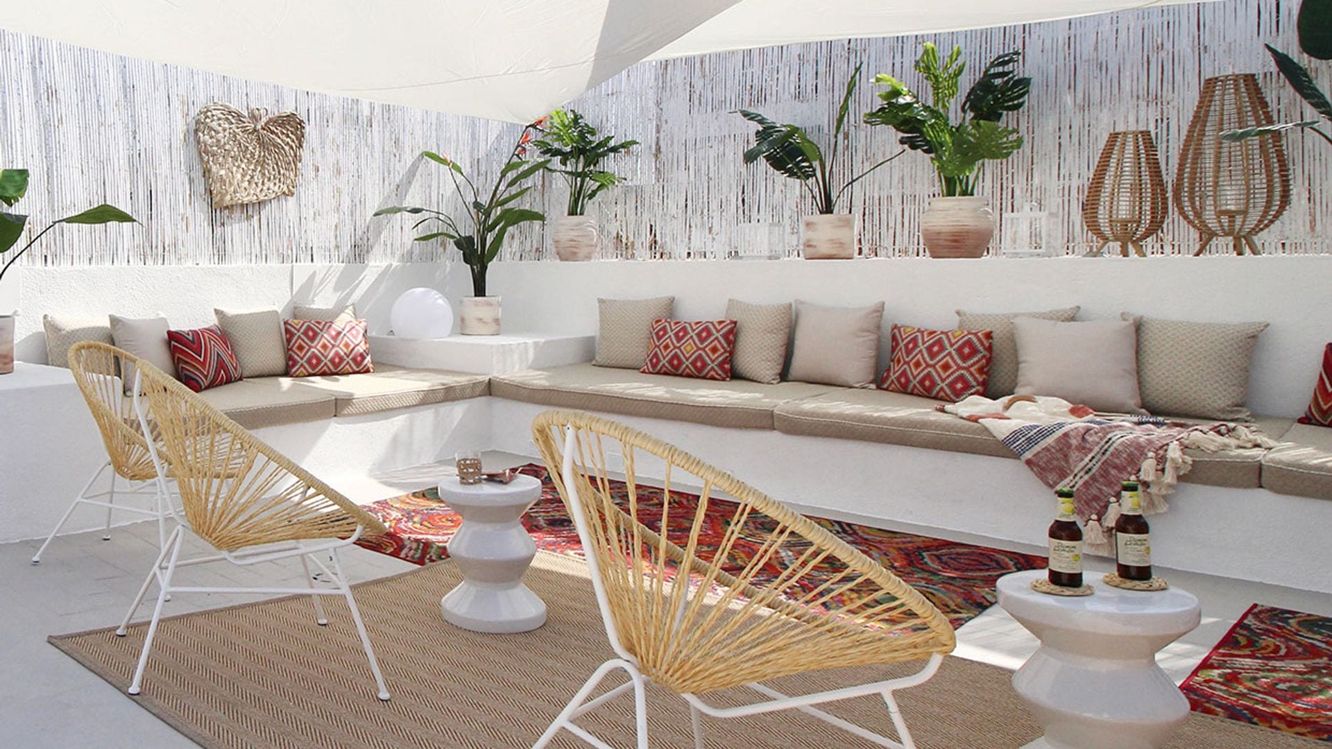 Así era y ahora es una terraza de ático decorada con varios ambientes veraniegos