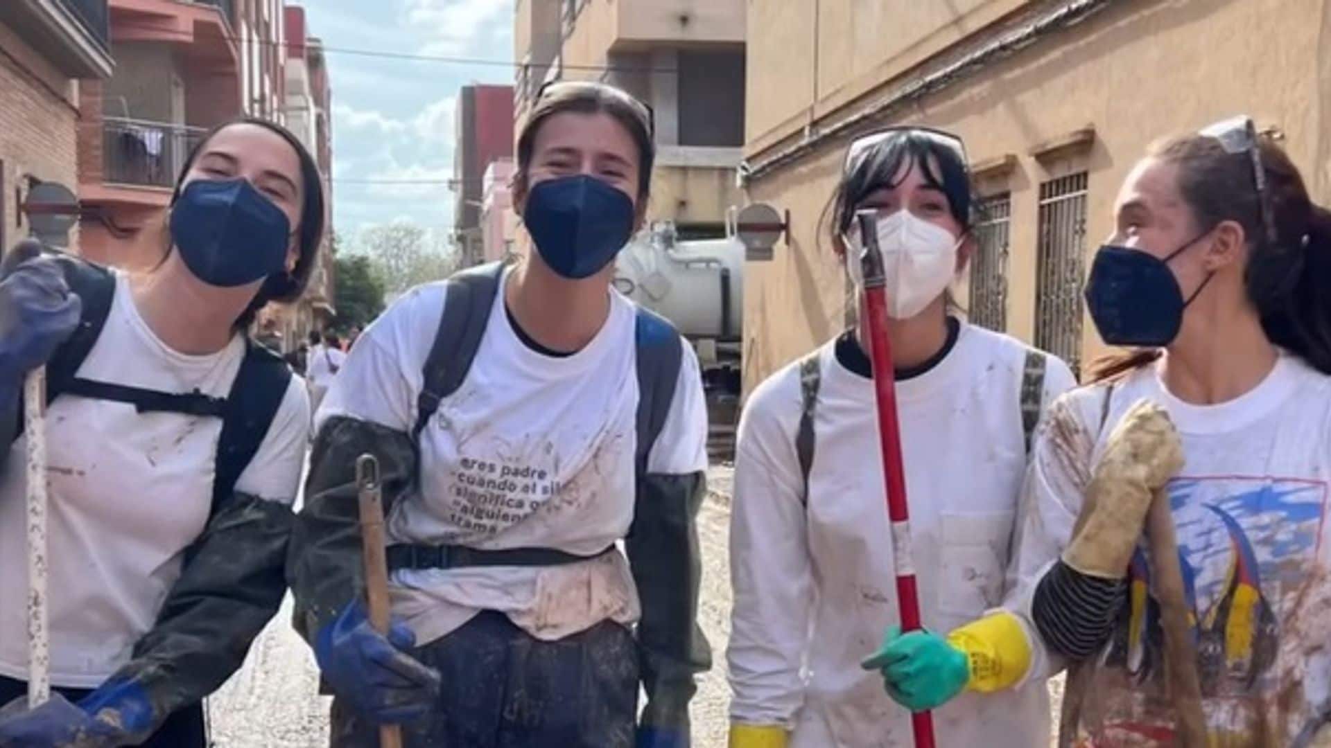 Las imágenes de Aitana, con botas y escoba en mano, ayudando a los vecinos de Catarroja