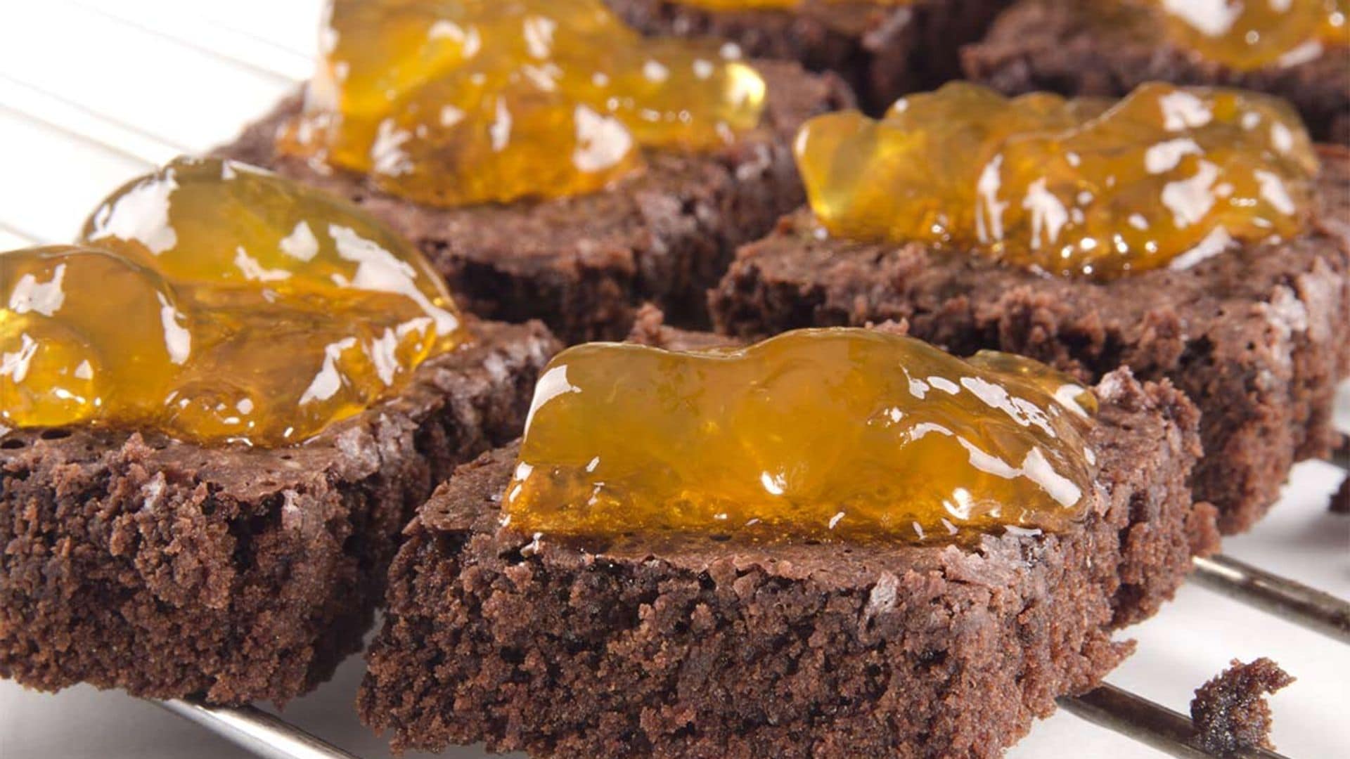 'Brownie' de chocolate con mermelada de melocotón al whisky