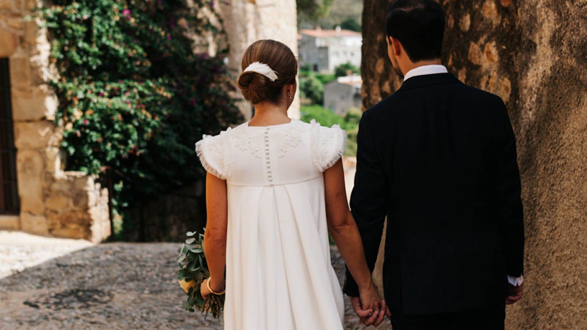La boda de Sonia, la novia del look desmontable y el tocado de plumas