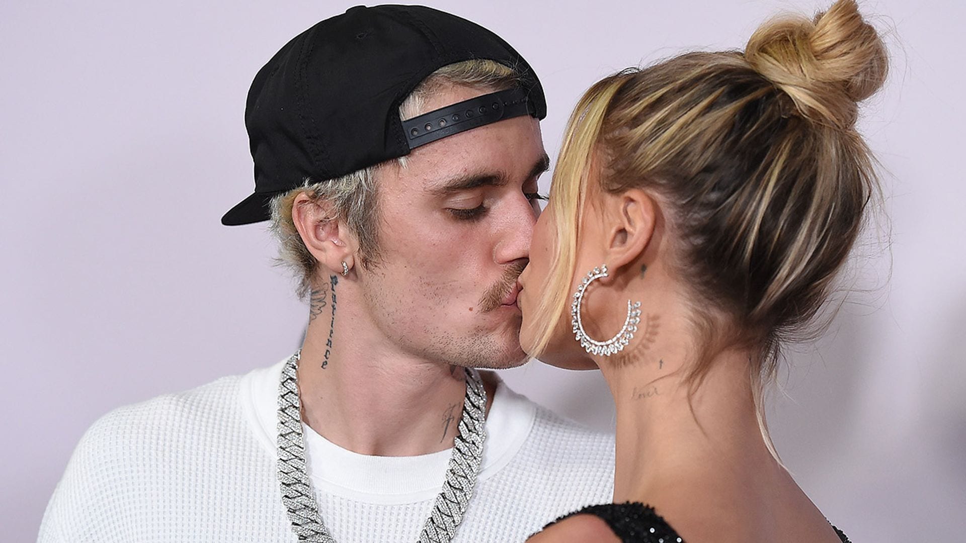 Justin Bieber muestra el álbum privado de su bautismo junto a su mujer, Hailey