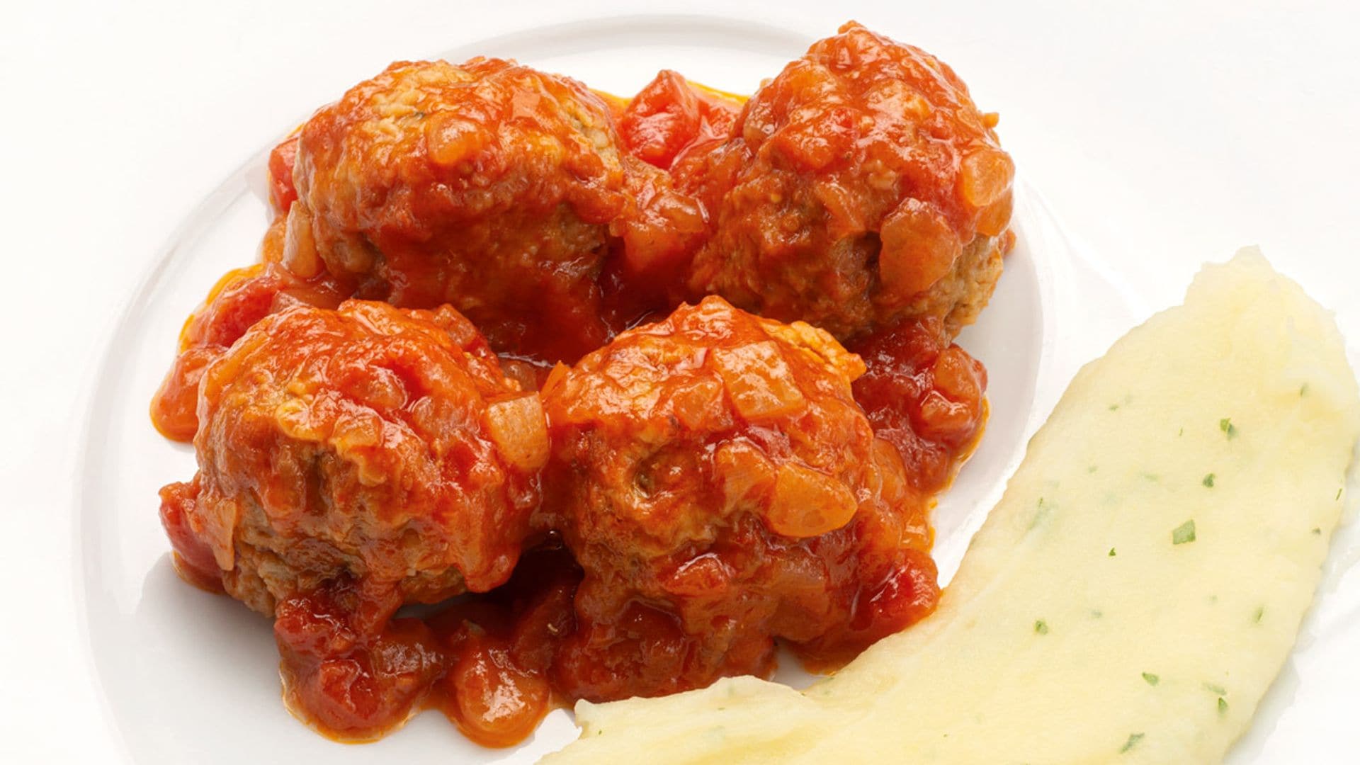 Albóndigas con tomate y puré de patata