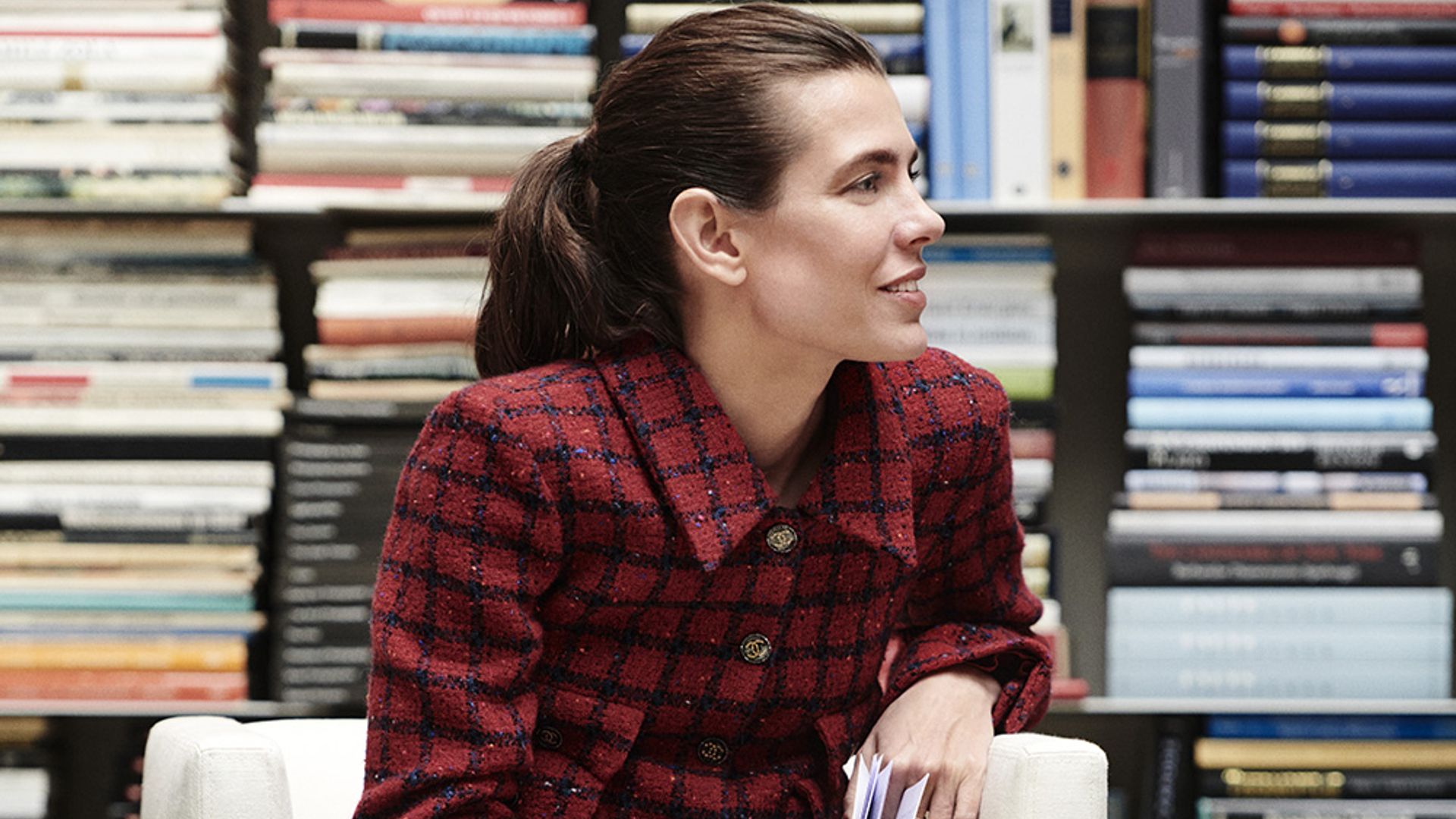 Carlota Casiraghi apuesta por la chaqueta de 'tweed' para lograr un look elegante con vaqueros
