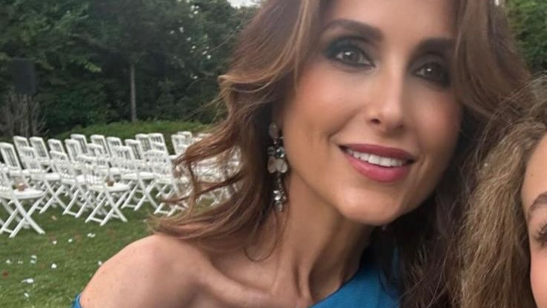El look de invitada de Paloma Cuevas en la boda de Patricia Cerezo y Kiko Gámez, con vestido azul de Rosa Clará