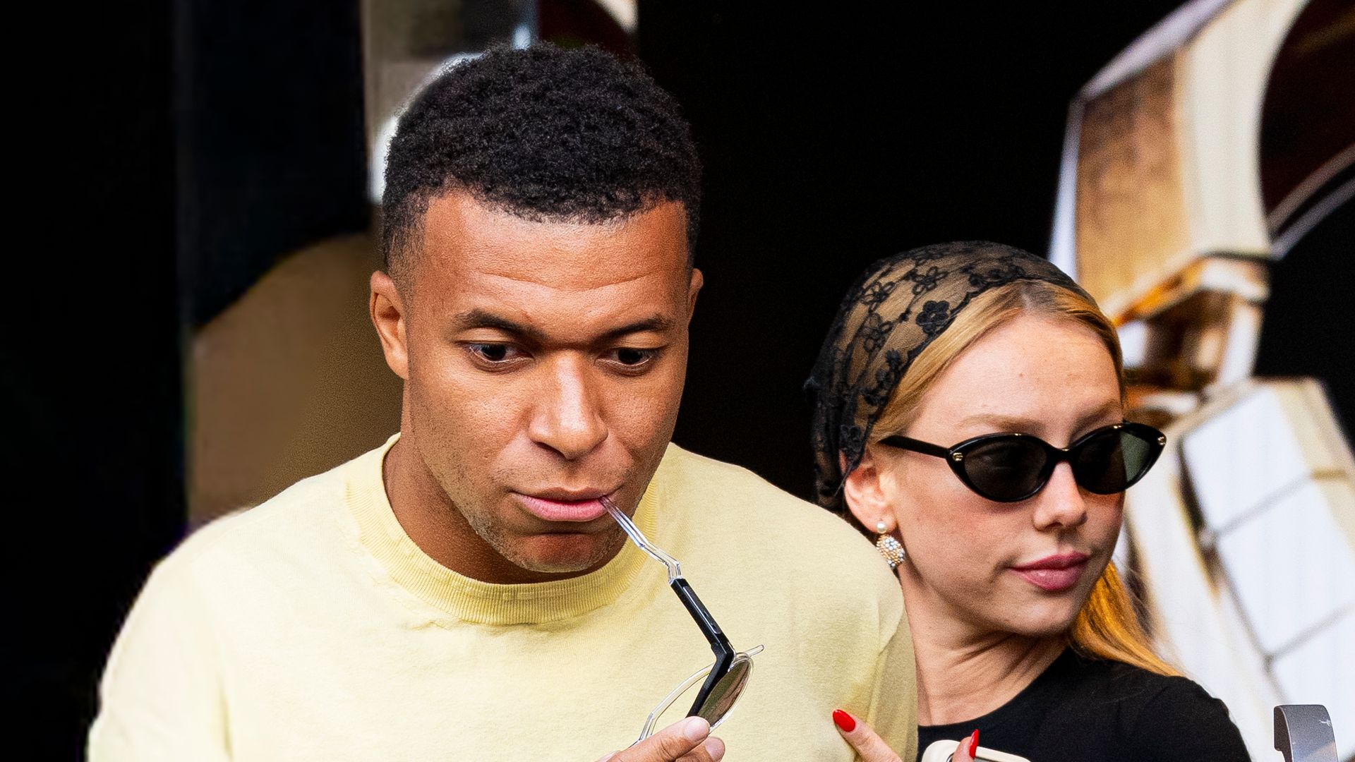 Kylian Mbappé y su pareja, Ester Expósito, de compras en París