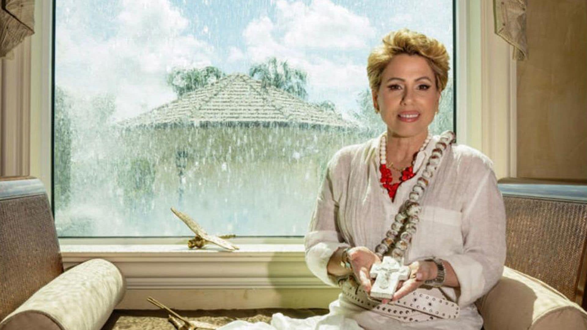 Bis La Medium hace una fuerte predicción tras la muerte del Papa Francisco, y otras revelaciones sobre famosos [Exclusiva]