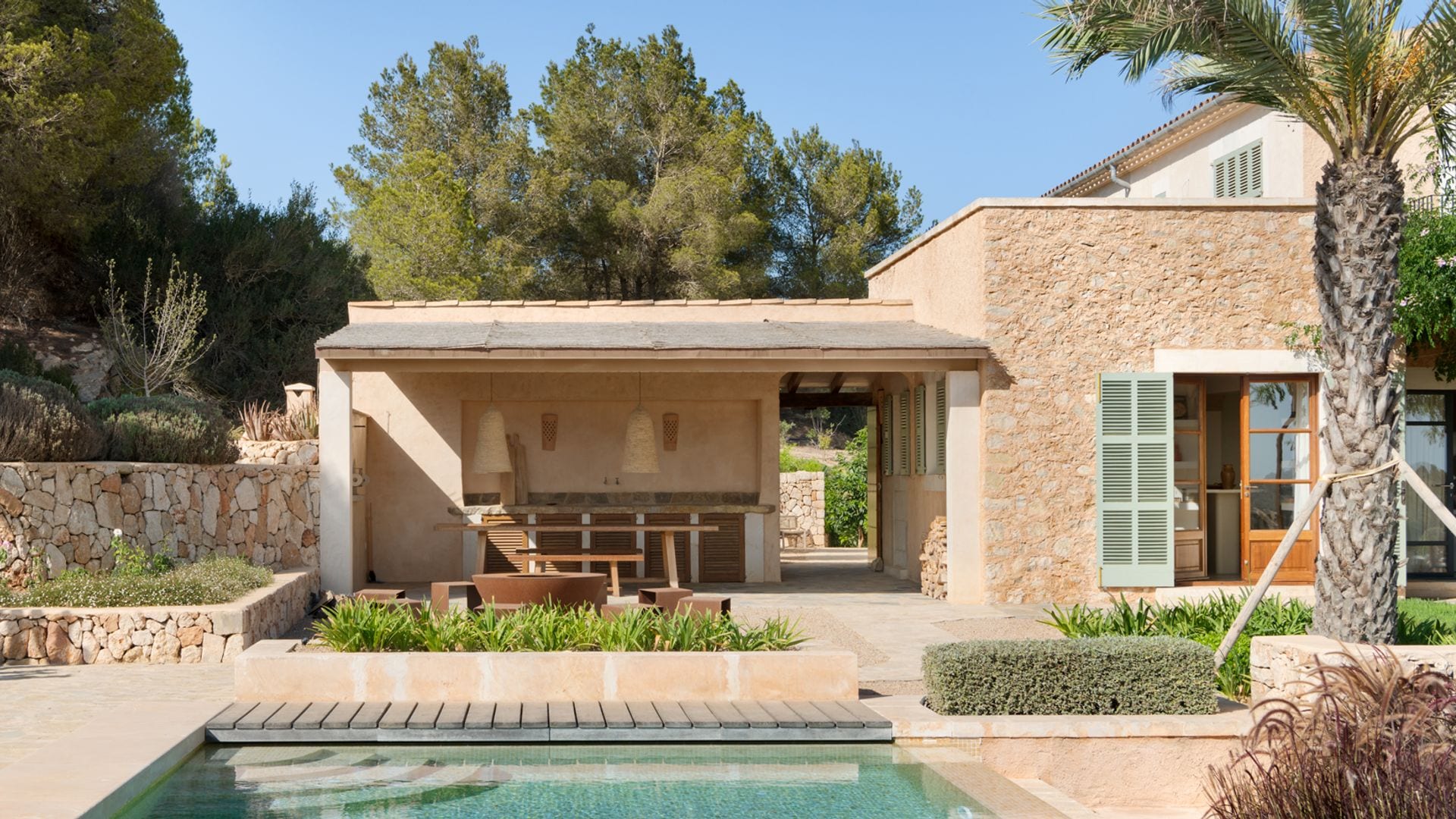 Exterior con porche y piscina