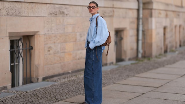 Sophie Geiss con pantalones vaqueros wide leg, camisa azul y bolso marrón en Berlin