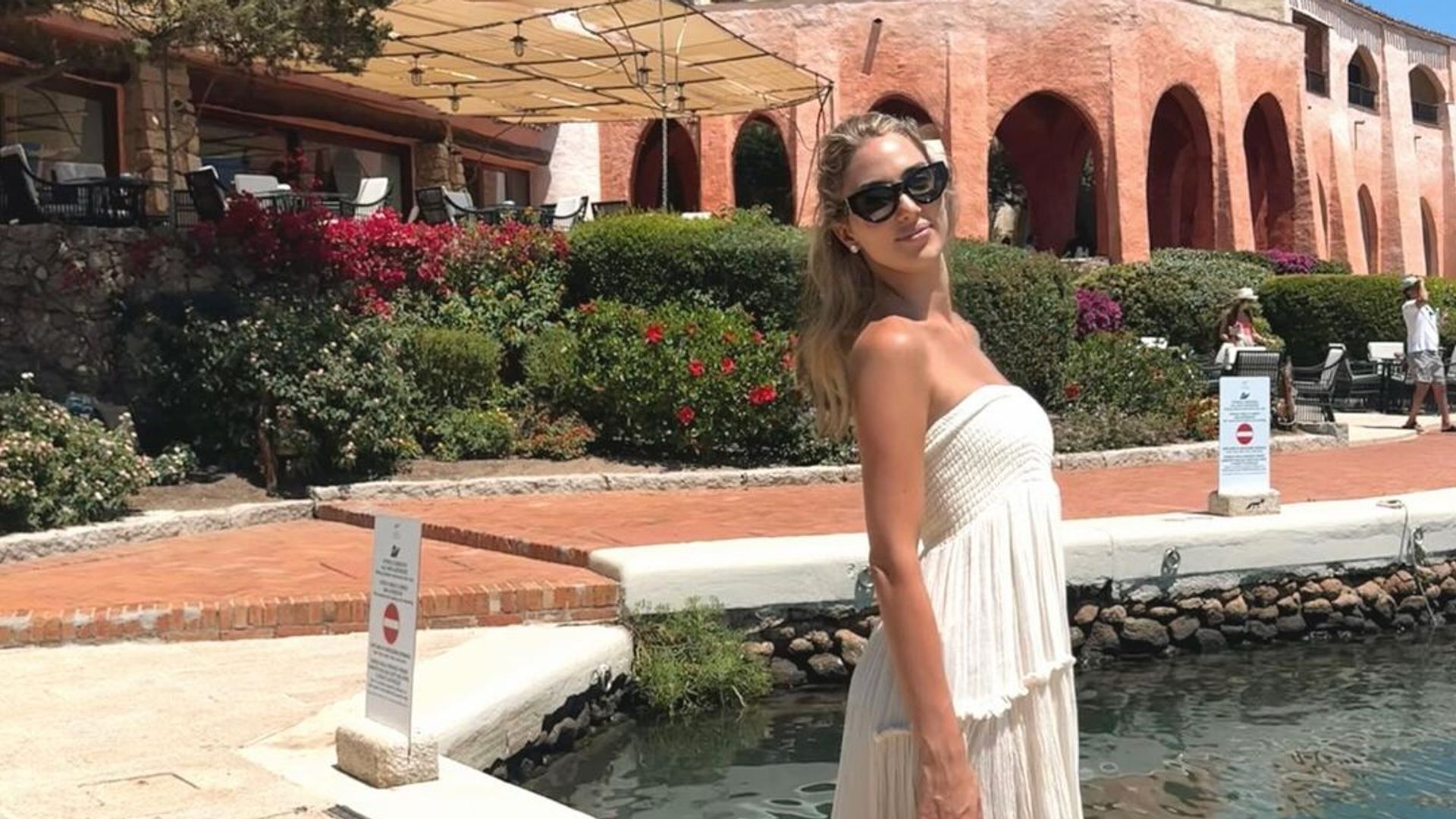 Alice Campello combina un vestido palabra de honor con las sandalias planas más exclusivas en Cerdeña