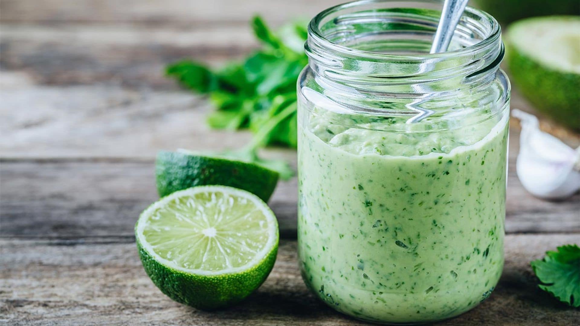 Salsa de aguacate, cilantro, lima y yogur