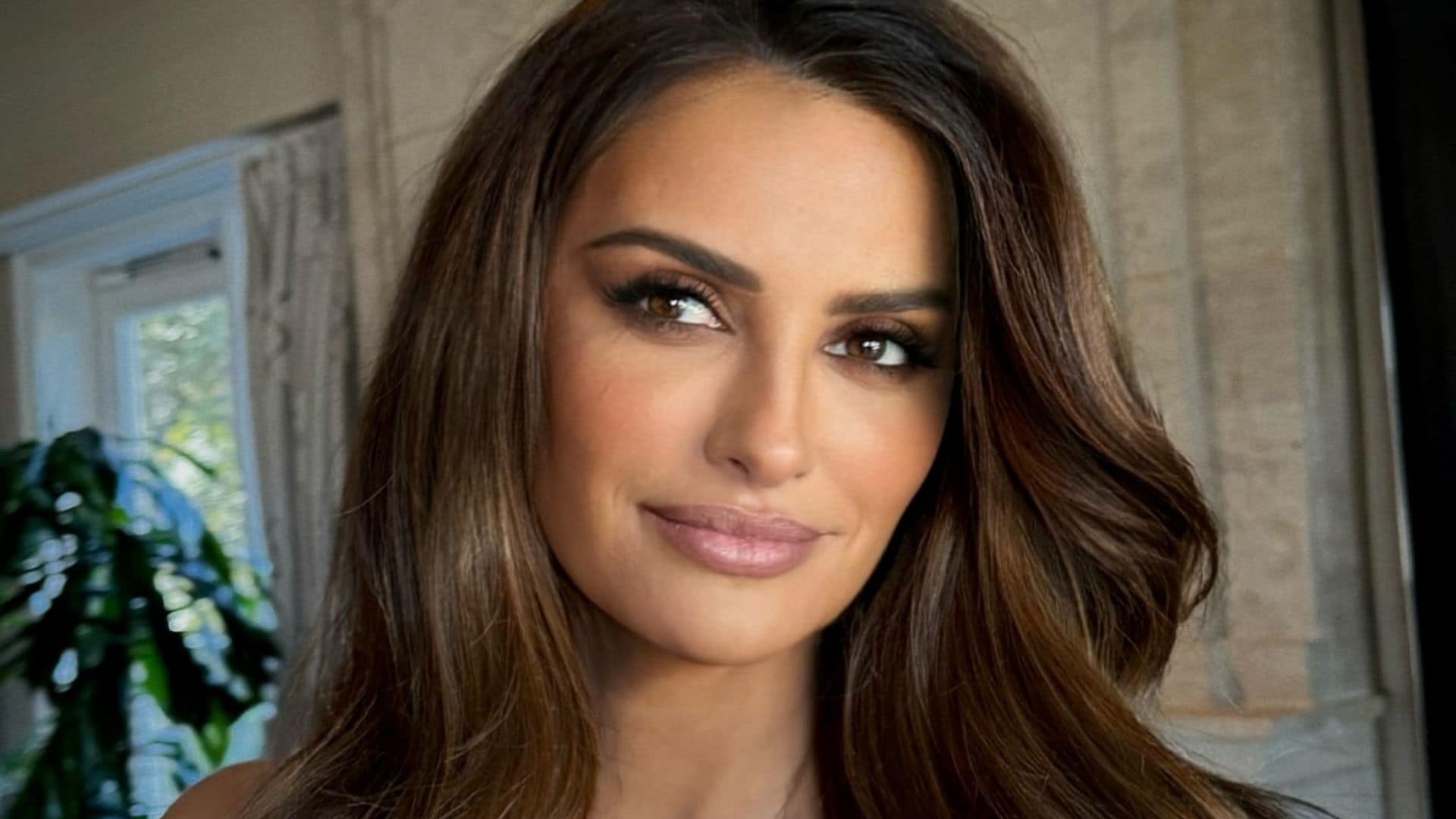 Penélope Cruz estrena las mechas "caramel flan": "Es un tono pensado para mujeres que quieren un cambio visible"