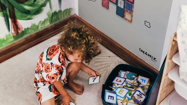 Niño jugando con Imanix