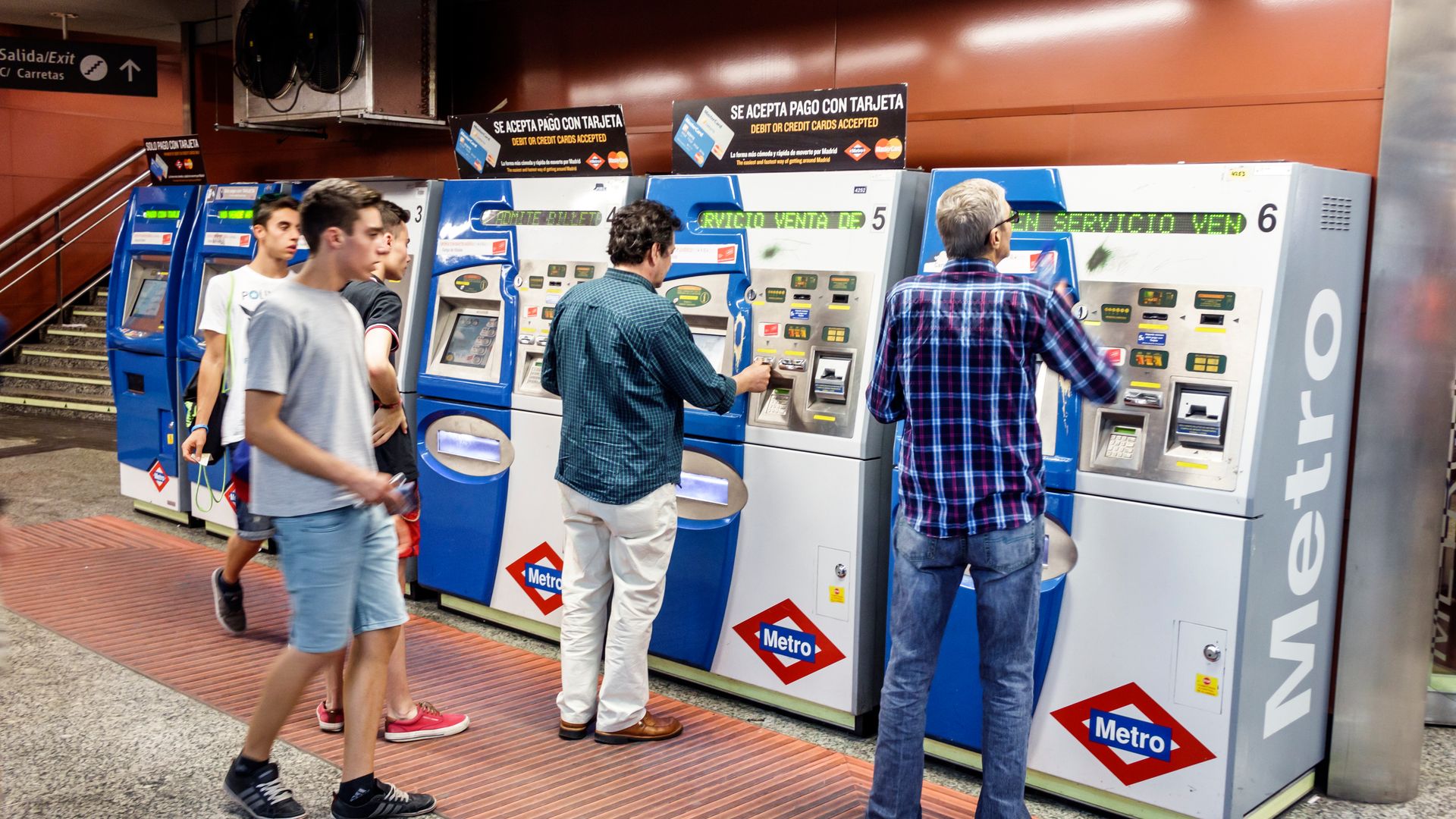 Ya hay fecha: los nuevos tornos inteligentes del Metro de Madrid permitirán pagar con tarjeta sin necesidad de billete