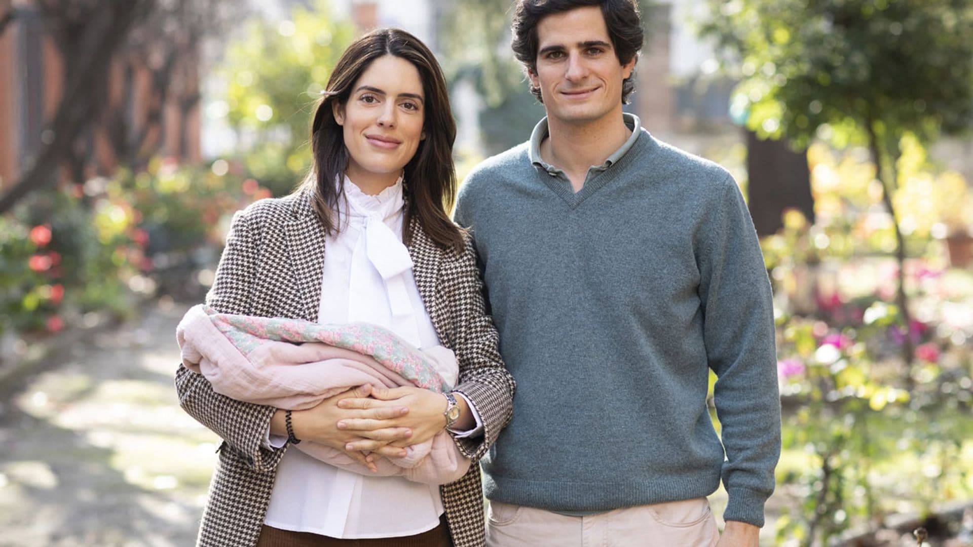 Sofía Palazuelo presenta a su bebé con un look español y guiño a Diana de Gales