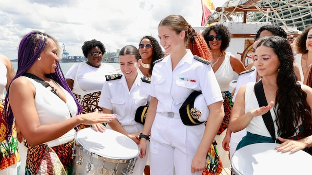 La princesa Leonor pisando tierra en Salvador de Bahía después de tres semanas navegando