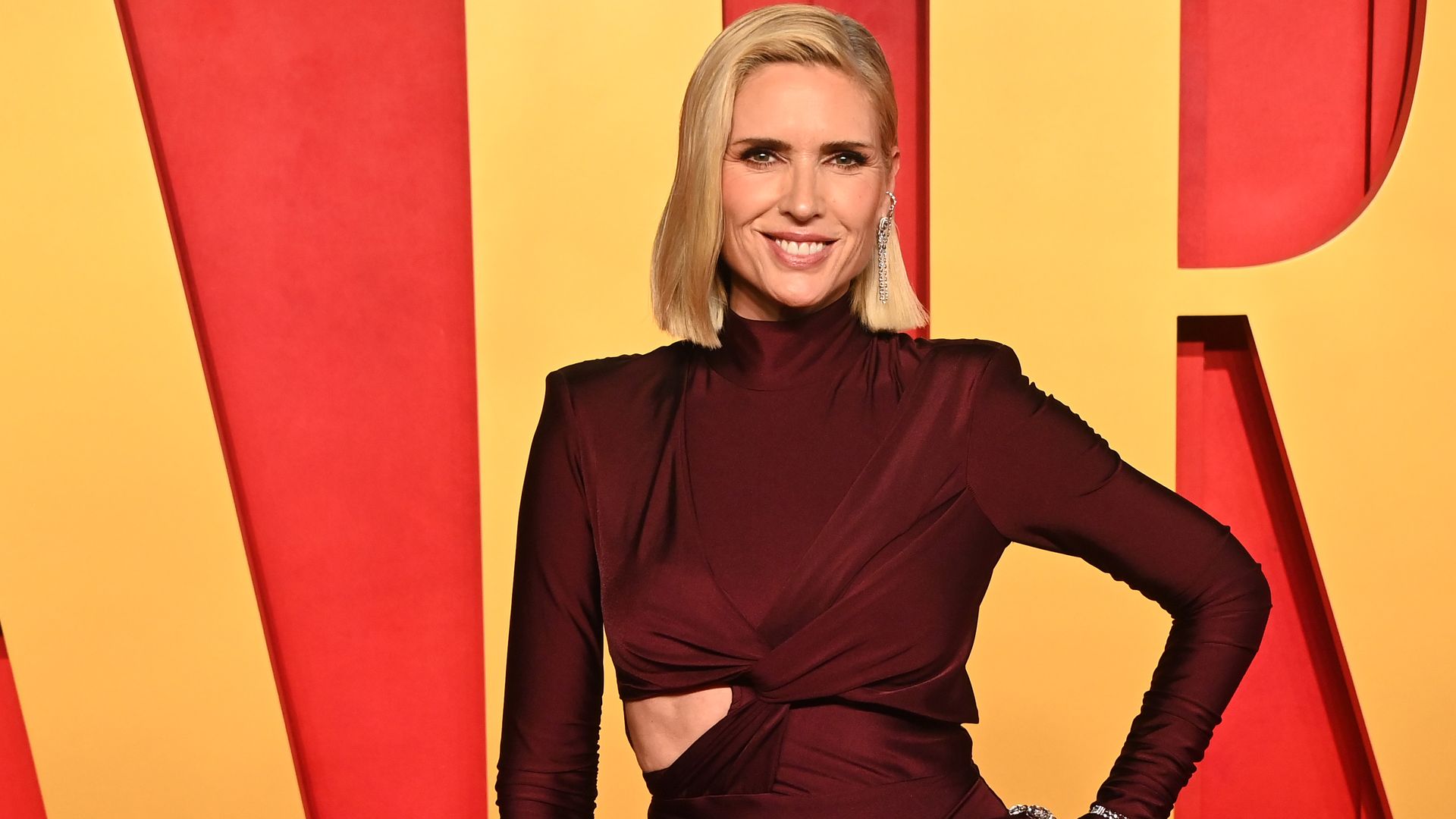 Judit Mascó con vestido granate en la fiesta post Oscar 2024