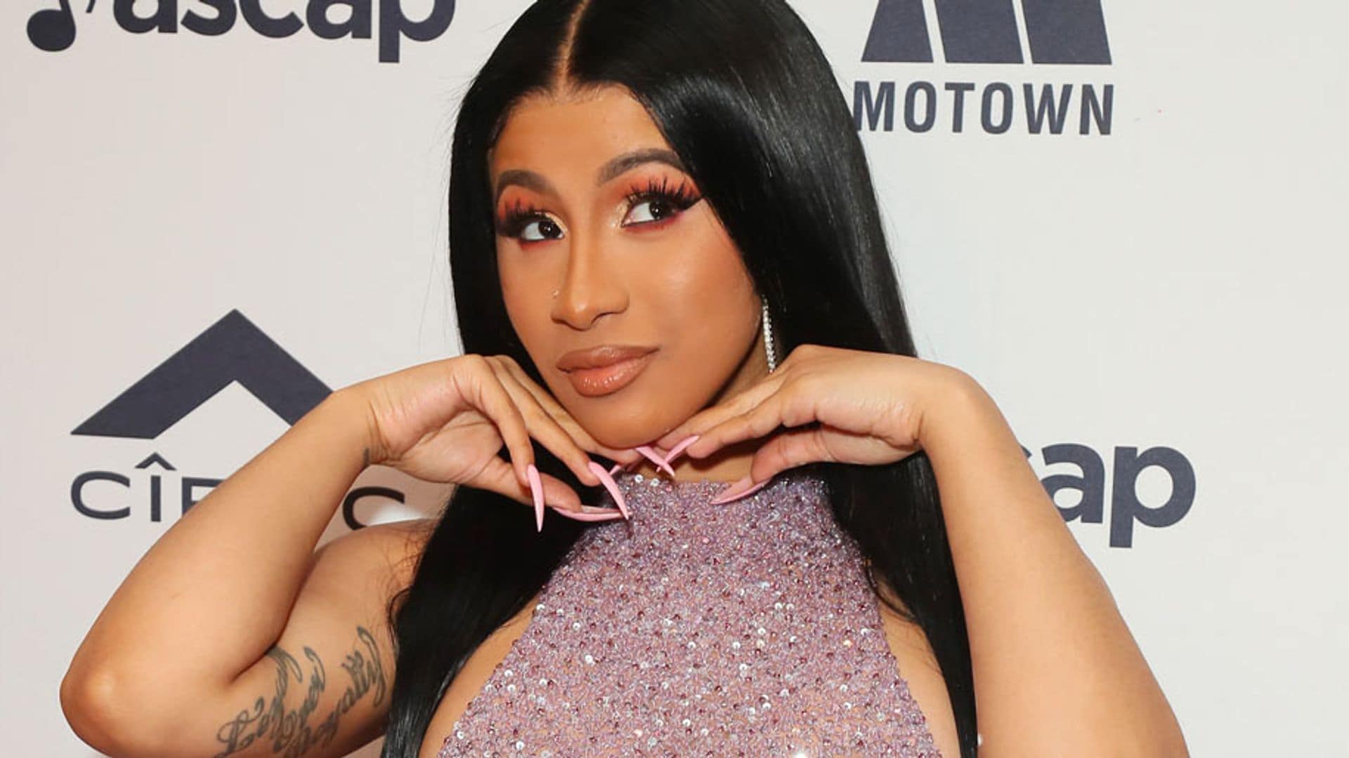 ¡Como por arte de magia! El truco de Cardi B para afinar sus facciones