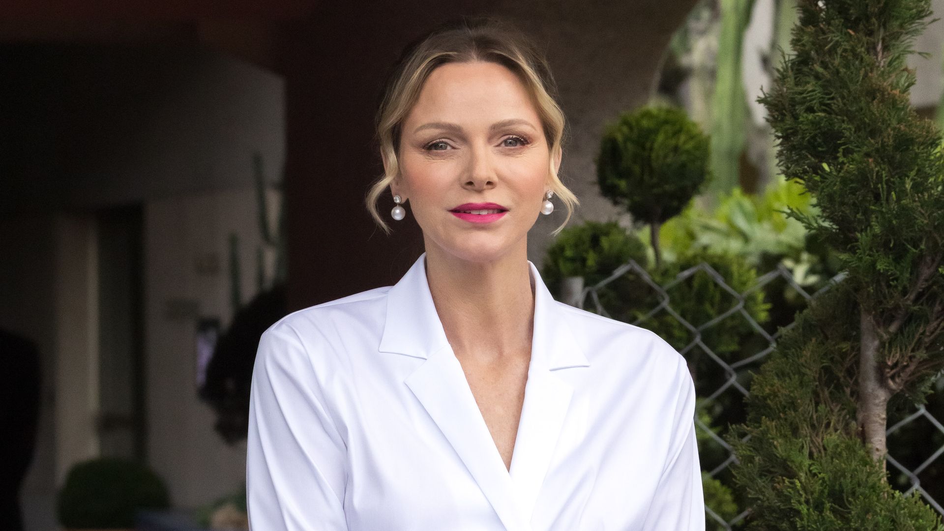 Charlene de Mónaco estrena en la Fórmula E una falda de rayas perfecta para sus complementos de lujo