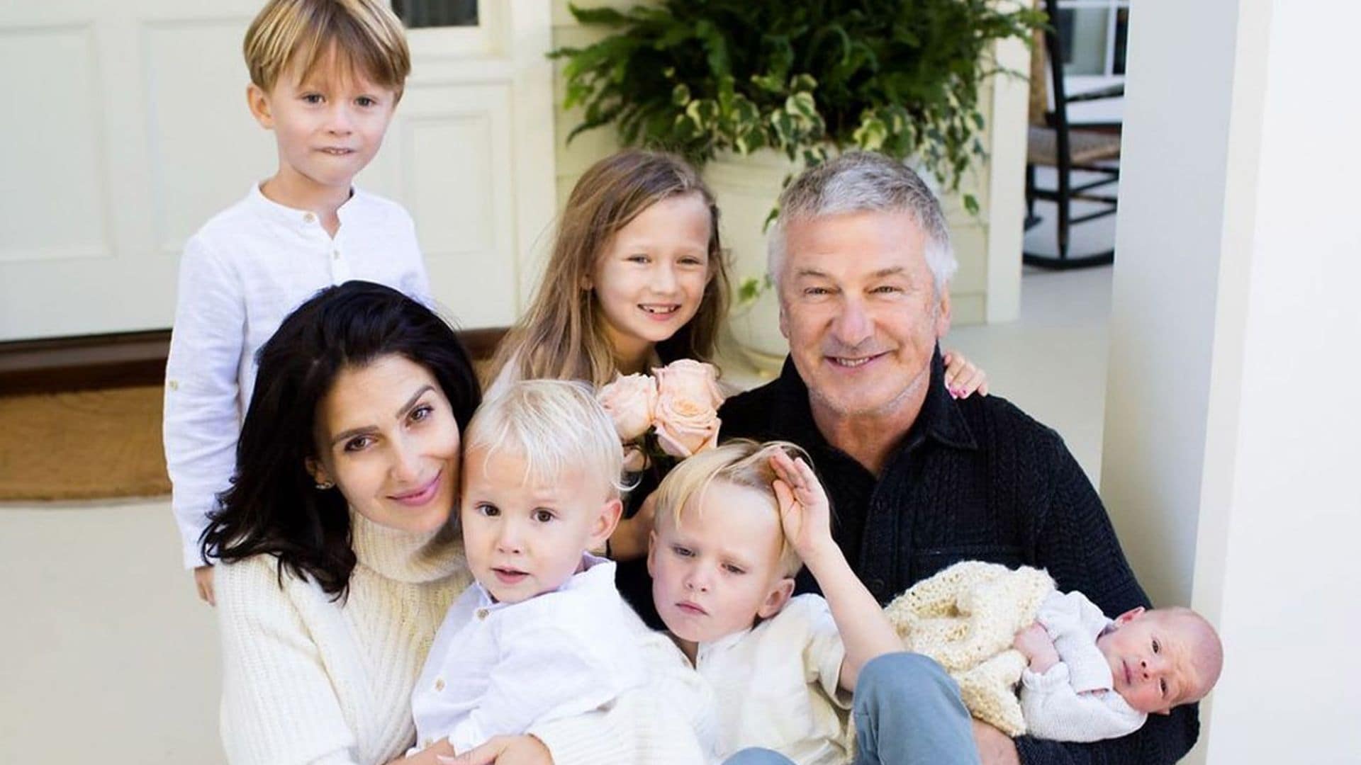 Alec Baldwin felicita a su mujer en su cumpleaños más agridulce
