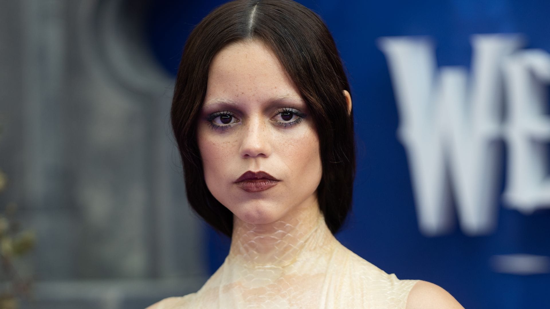Jenna Ortega se suma al furor de las cejas decoloradas con un 'beauty look' irreconocible